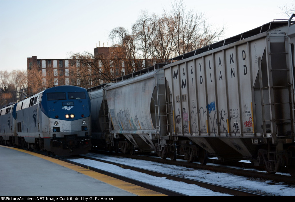 Maryland Midland covered hopper next to Amtrak #20(21)